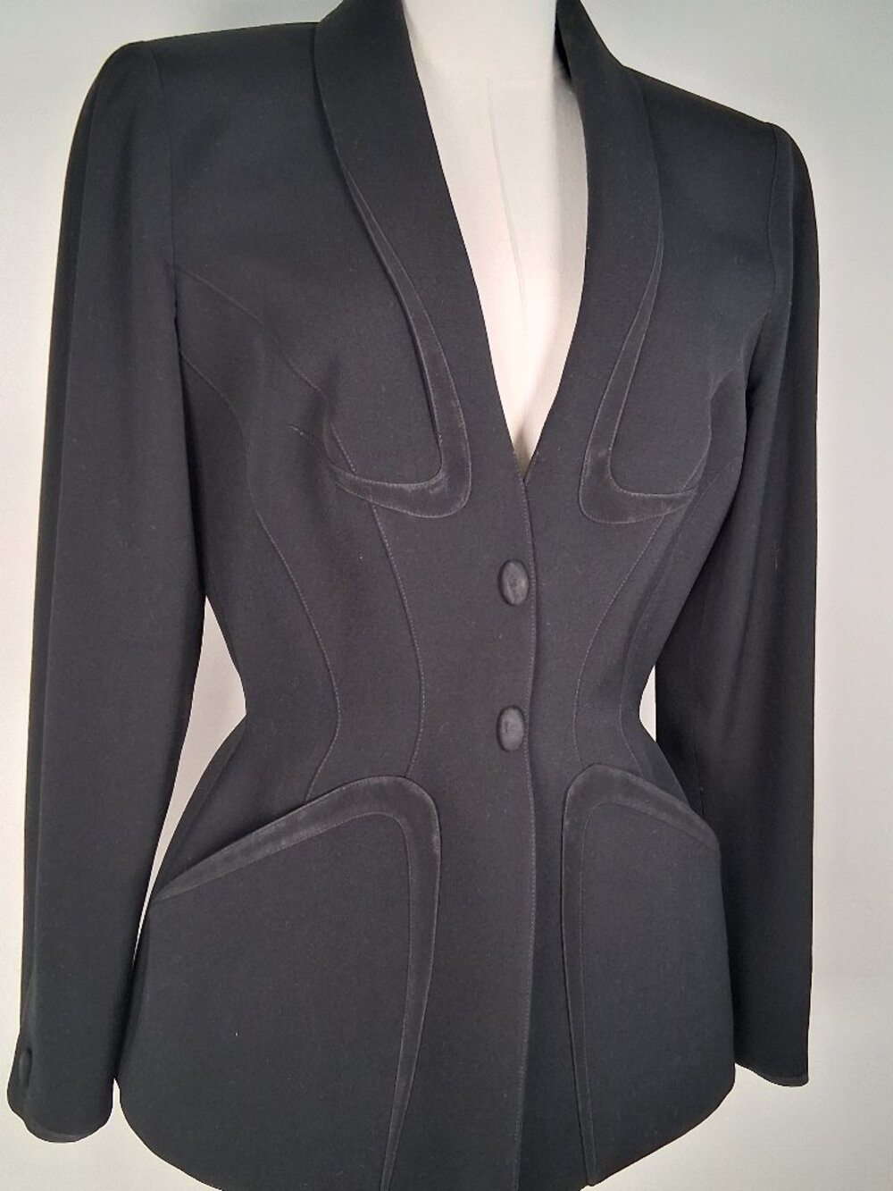 Archival Thierry Mugler Hourglass Sculptural Blazer size 40 - US 6 / 8